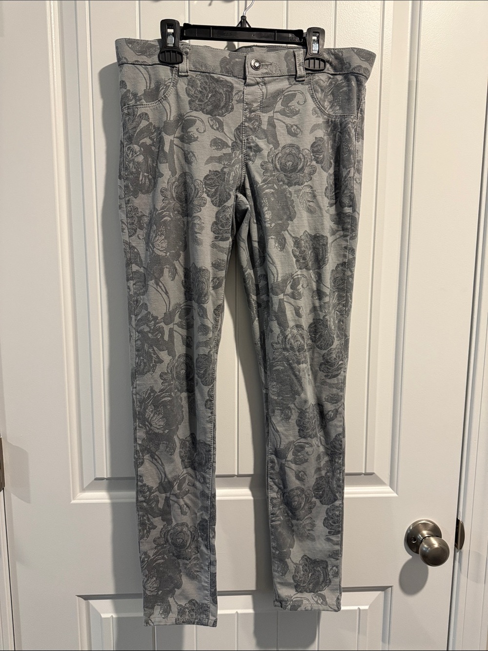 Arizona Jean Company Gray Floral Jeggings